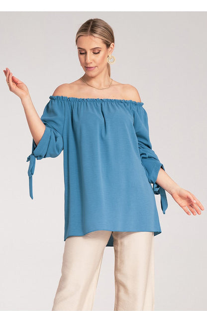Full view of the elegant Figl blouse with exposed shoulders, ideal for a chic and sophisticated wardrobe.