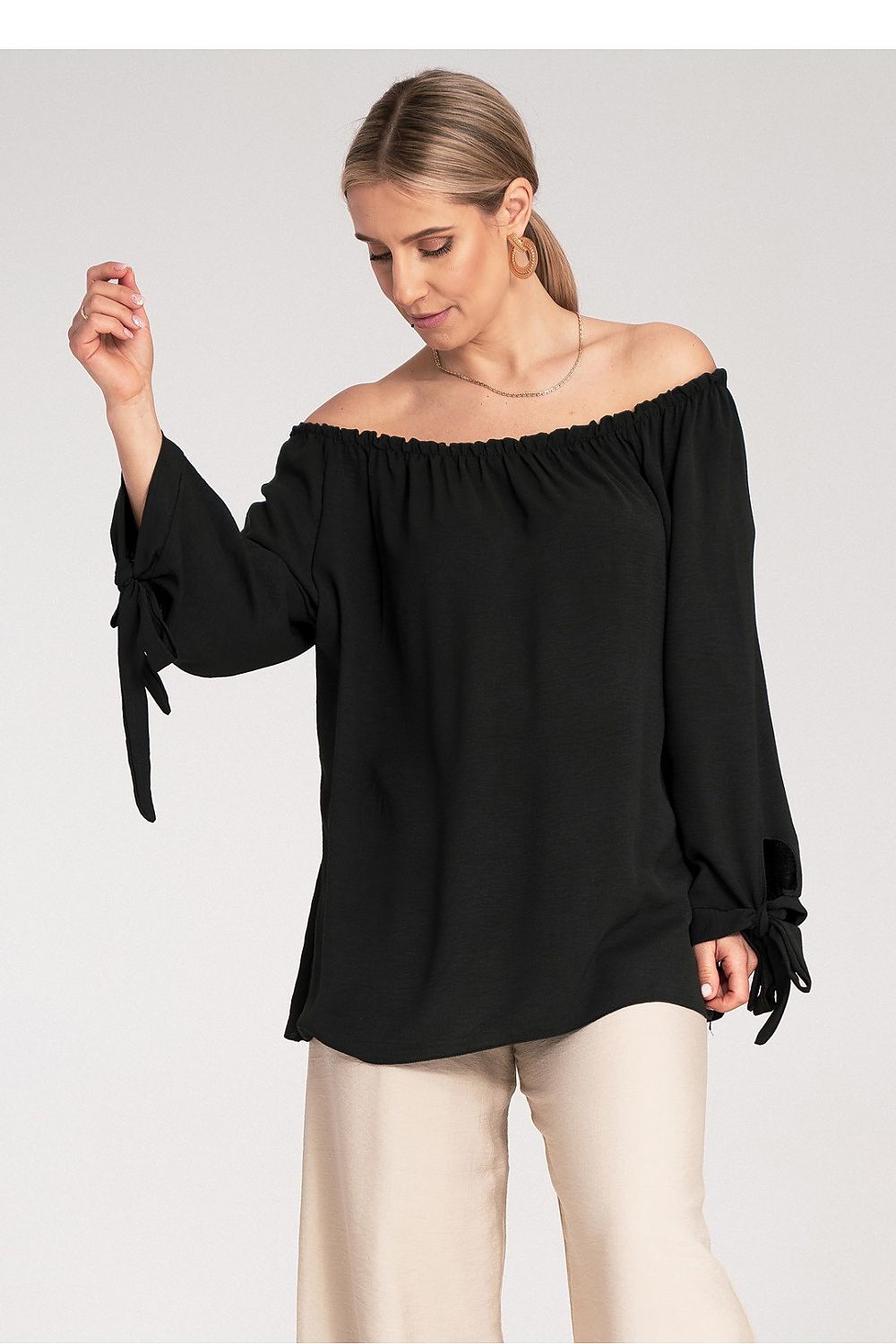 Chic Figl blouse in EU size 0, showcasing exquisite details and a modern design perfect for contemporary wardrobes.
