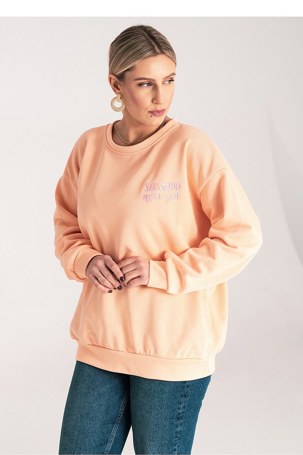 Fashion-forward women's sweatshirt from Figl, featuring a loose silhouette, embroidered detailing, and a classic round neckline in size S/M.