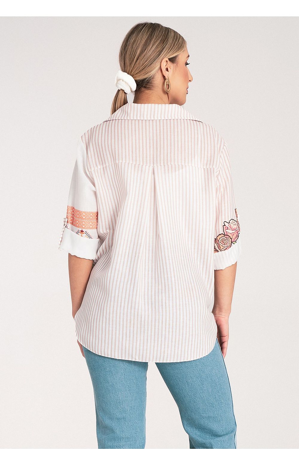 Elegant Figl Women's shirt with asymmetric stripes and a stylish tie detail at the bottom, ideal for a chic outfit.