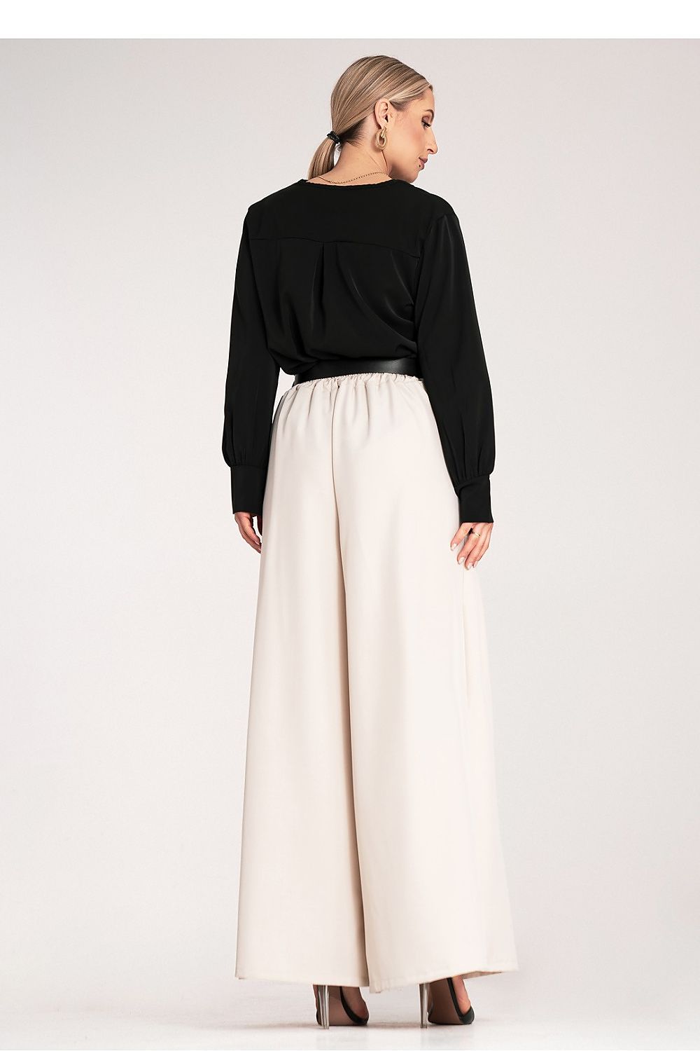 Sophisticated palazzo trousers with an elastic waistband by Figl, designed in a delicate fabric, ideal for both casual and formal occasions.