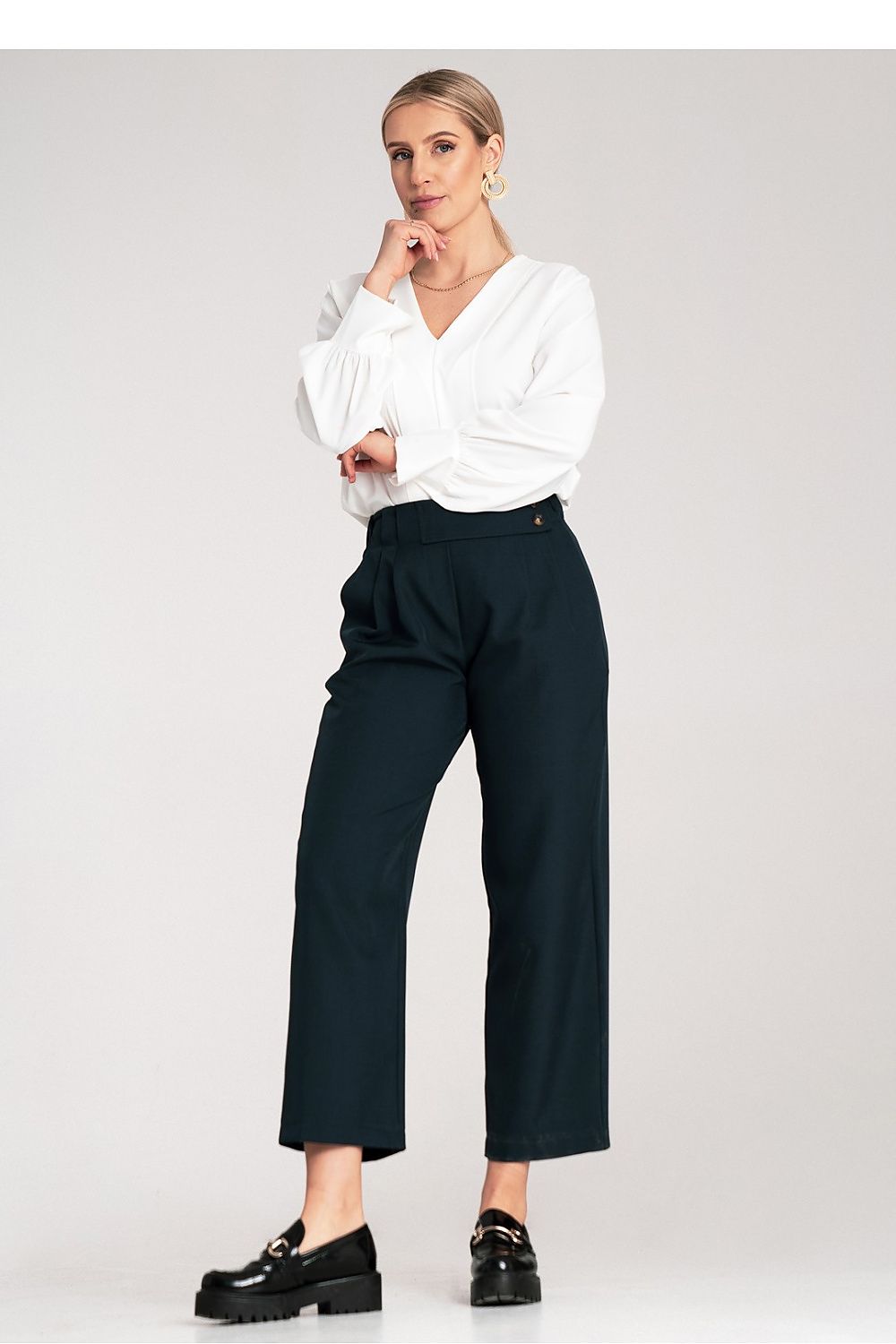 Fashionable high-waisted 7/8 trousers by Figl displayed in a stylish setting, highlighting their versatility and elegance.