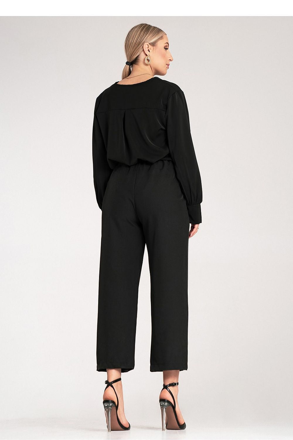 Chic and elegant 7/8 trousers in high-waisted design by Figl, designed for the modern woman who seeks luxury and comfort.