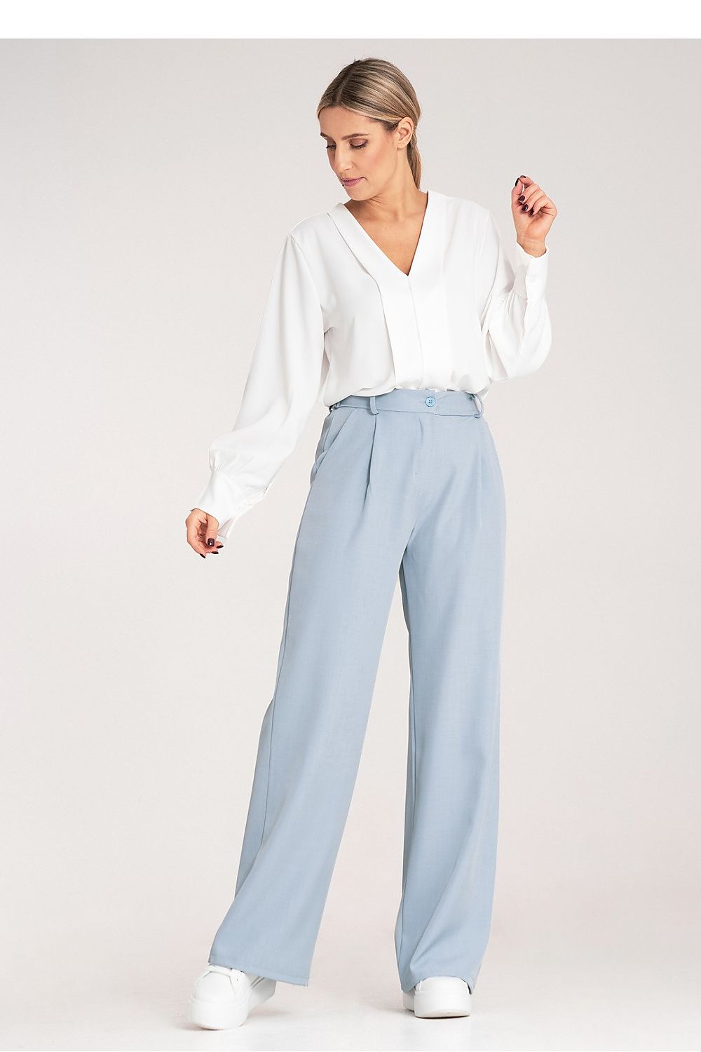Figl Women's elegant high-waisted trousers in a loose fit, showcasing a straight cut and practical pockets, perfect for sophisticated styling.