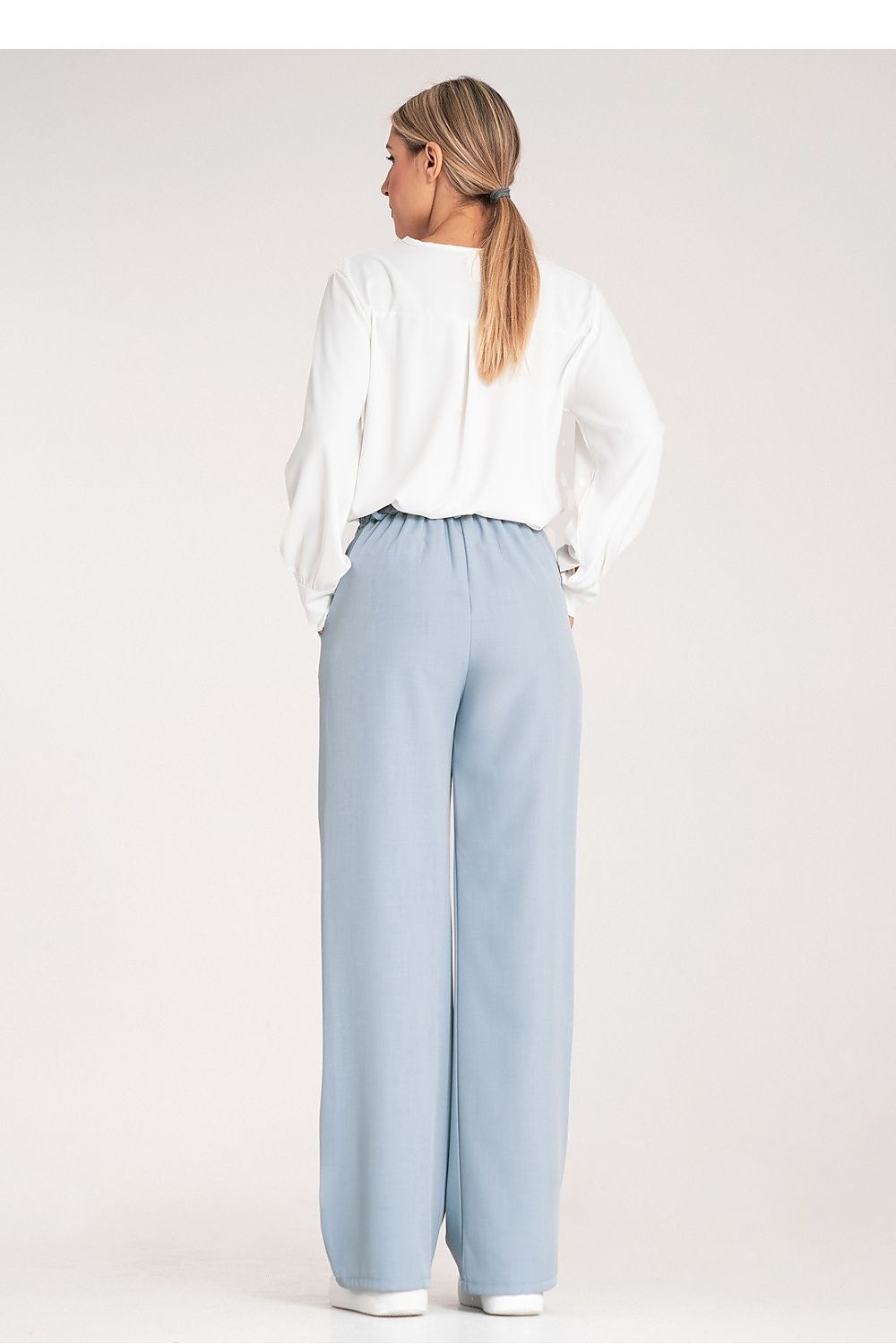 Close-up of Figl Women's high-waisted trousers featuring an elastic band at the back, expertly designed for a luxurious and comfortable fit.