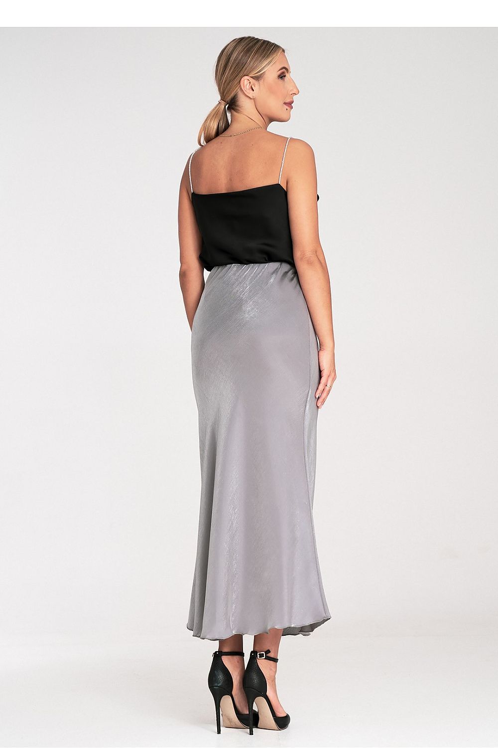Fashionable luxury midi skirt from Figl made of high-quality satin, tailored to provide a flattering fit for sizes S/M.