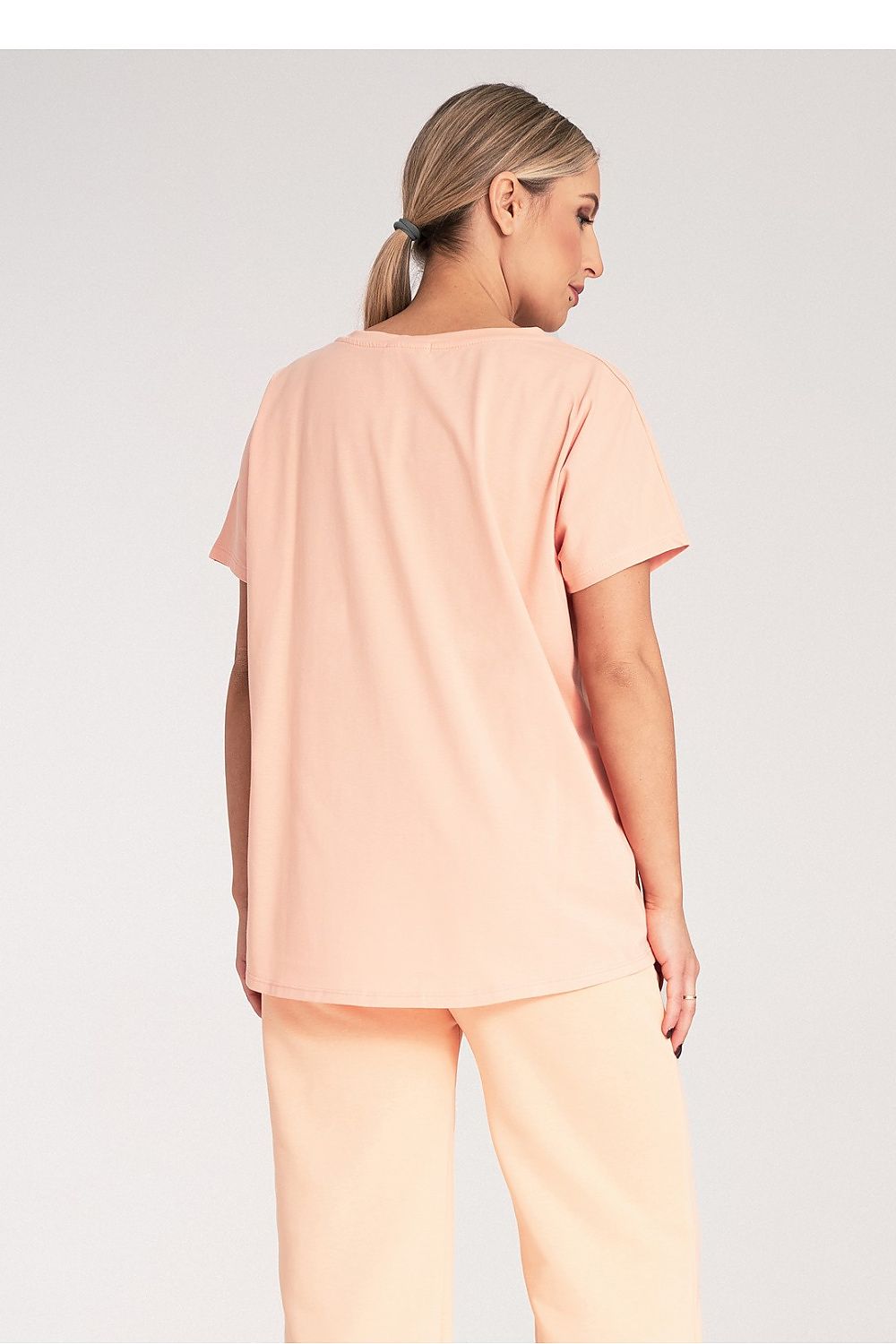 Figl luxury women's t-shirt made of 95% cotton and 5% spandex, designed to flatter with a length of 68 cm, hips 118 cm, and chest 120 cm.