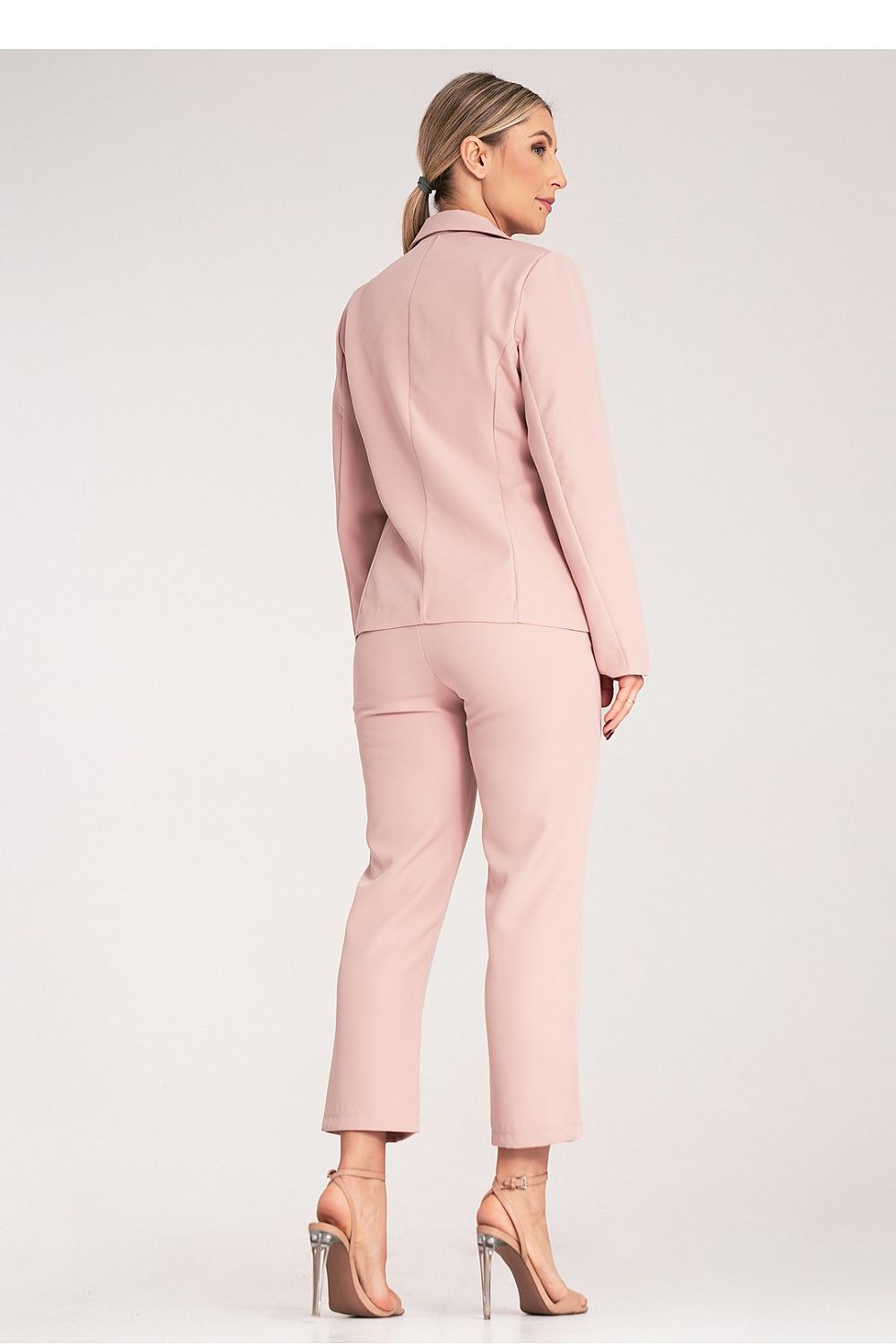 Complete view of the elegant women's suit by Figl, combining classic and modern elements for a timeless look.