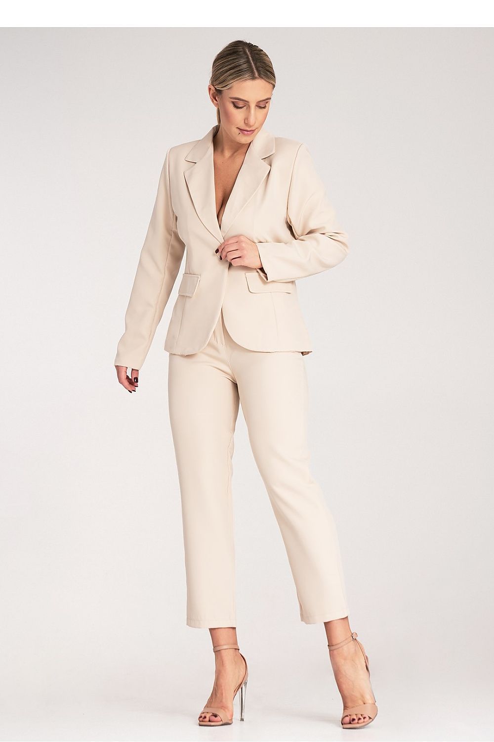 Close-up of Figl's women's suit detailing, showcasing the elegant one-button closure and premium fabric quality for a luxurious appearance.