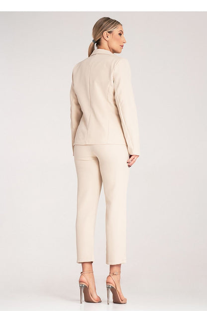 Complete view of the Figl elegant women's suit, highlighting a stylish ensemble with fitted high-waisted trousers, ideal for modern business and formal events.