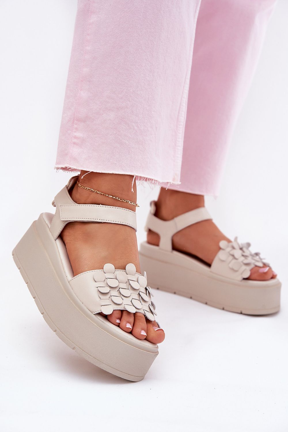 Elegant Chebello women's natural leather sandals with a 5.5 cm platform, featuring adjustable velcro straps, perfect for stylish and comfortable summer wear.