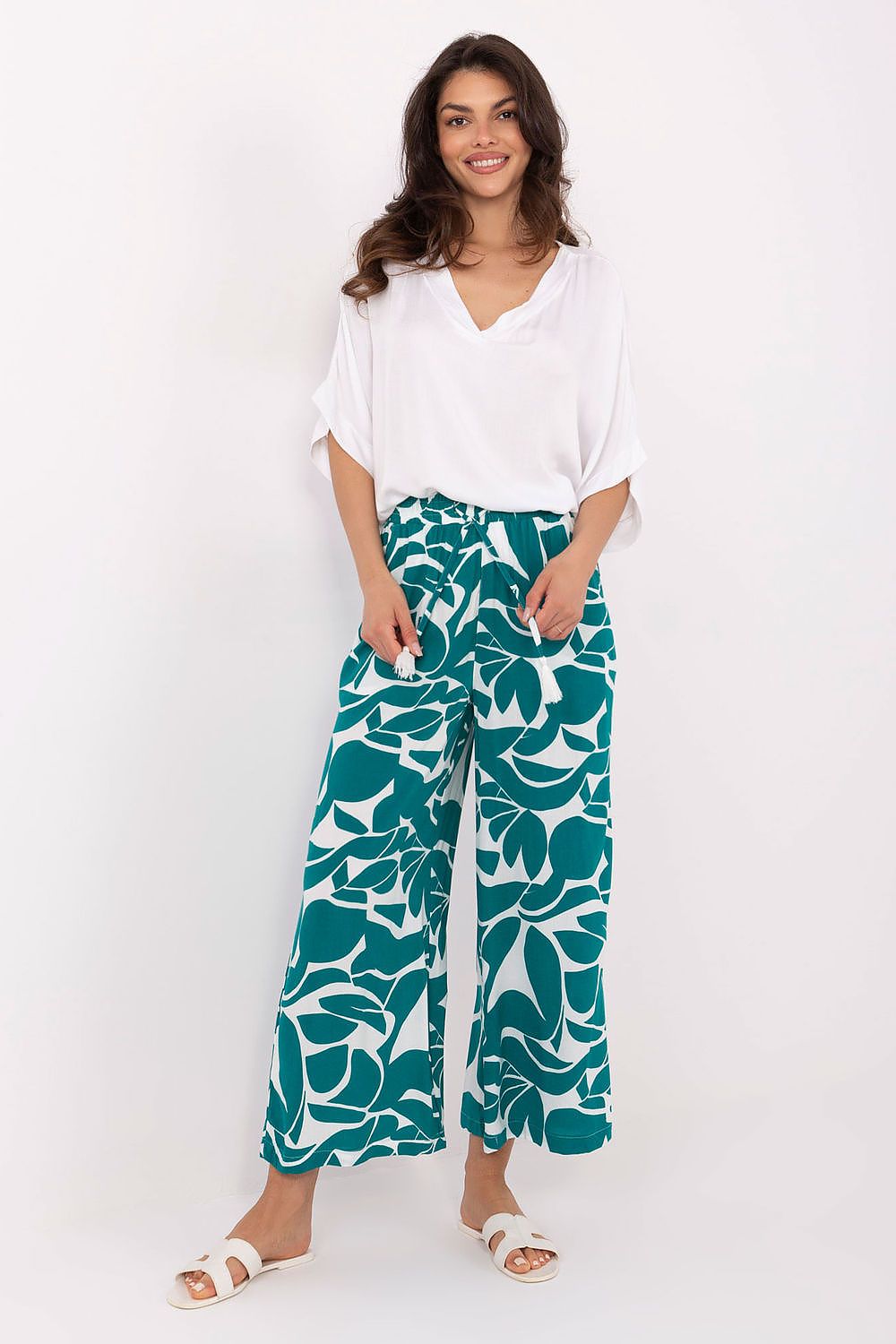 Stylish Sublevel women's trousers with decorative print and side pockets, offering a blend of fashion and functionality.