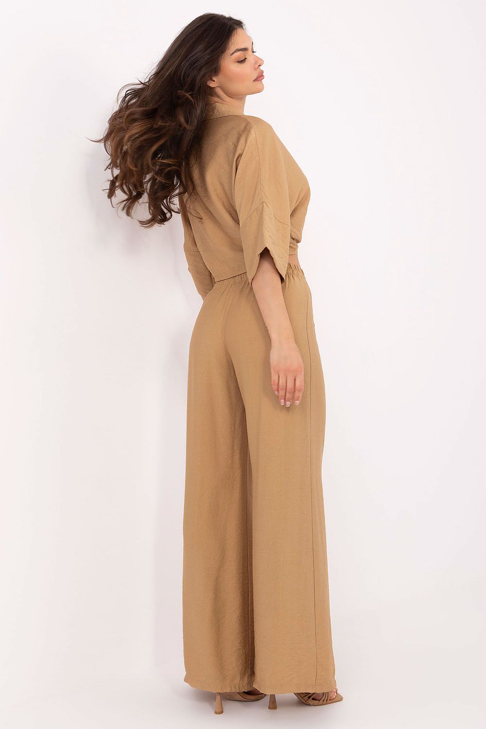 Sophisticated Och Bella women's set with a classic collar and elastic waist, designed for comfort and elegance on warmer days.