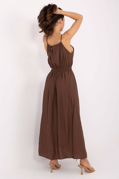 Close-up of the beautiful gathers at the waist of the Italy Moda summer maxi dress, emphasizing its feminine silhouette and lightweight design for effortless summer elegance.