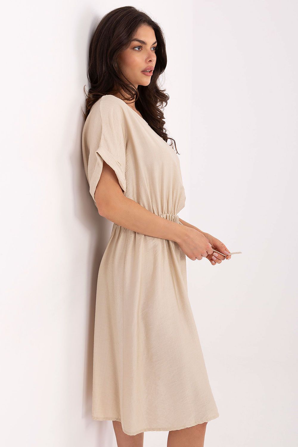 Elegant knee-length Italy Moda summer viscose dress, highlighting the classic round neckline and short sleeves that enhance feminine elegance.