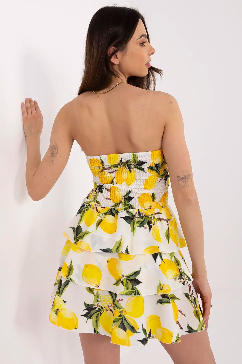 Close-up view of Italy Moda's elegant summer mini dress featuring adjustable neckline, perfect for a tailored fit and comfort.