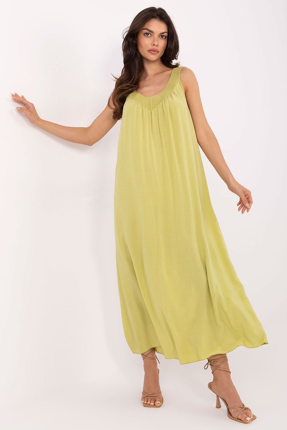 Elegant Och Bella summer midi dress in oversized viscose style featuring a flattering V-neck, perfect for chic daytime wear.