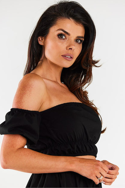 Close-up detail of the striking Spanish neckline and delicate short sleeves on the Infinite You cotton blouse, ideal for a luxurious summer look.