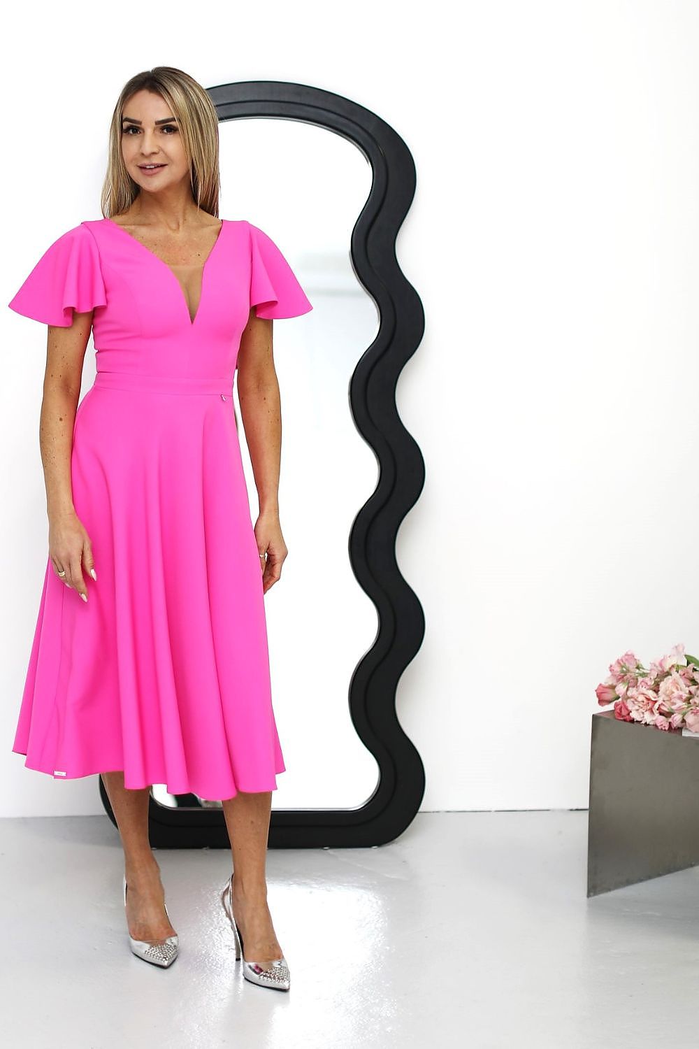 Close-up of the luxurious fabric and fitted top of the Jersa midi cocktail dress, designed for style, comfort, and a refined look.