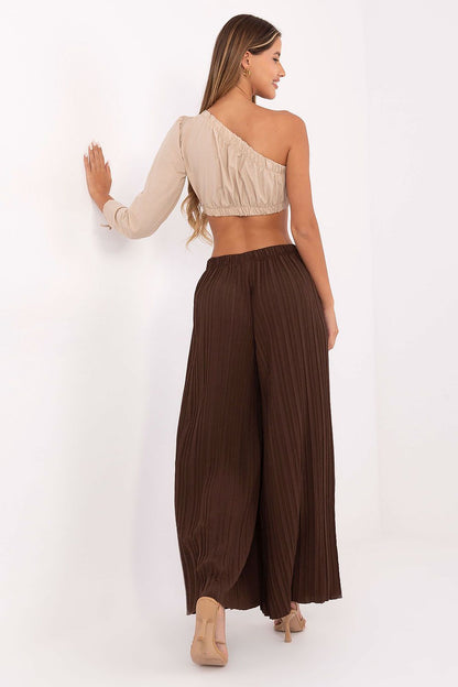 Model wearing Italy Moda's elegant high-waist trousers in a minimalist style, demonstrating versatility for both casual and refined occasions.