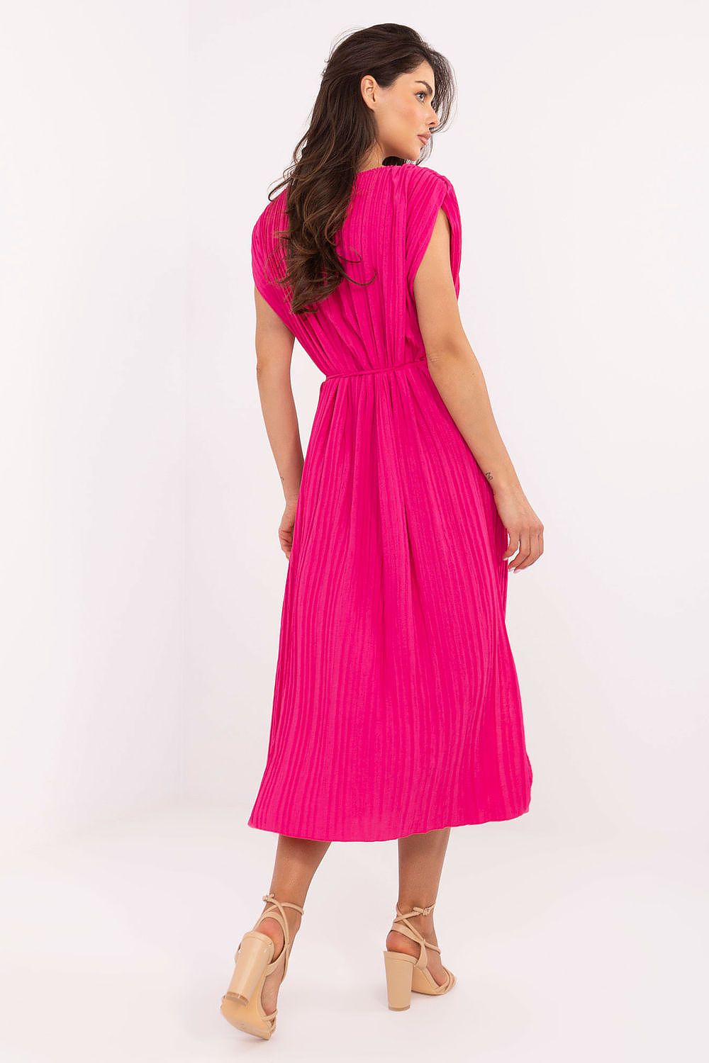 The classic round neckline of the sleeveless pleated dress by Italy Moda, offering a sophisticated look perfect for summer events.