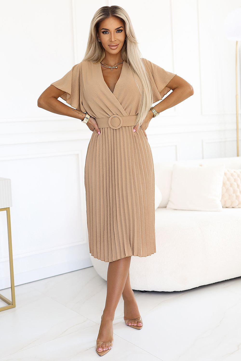 Close-up of the decorative buckle on the waist belt of the LYRA Daydress by Numoco, showcasing the elegant design details in trendy caramel tones.