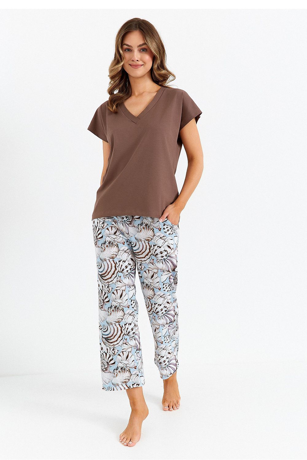 Cana luxury women's pyjama ensemble showcasing a modern V-neck short-sleeved top and chic 7/8 printed trousers, perfect for stylish relaxation.