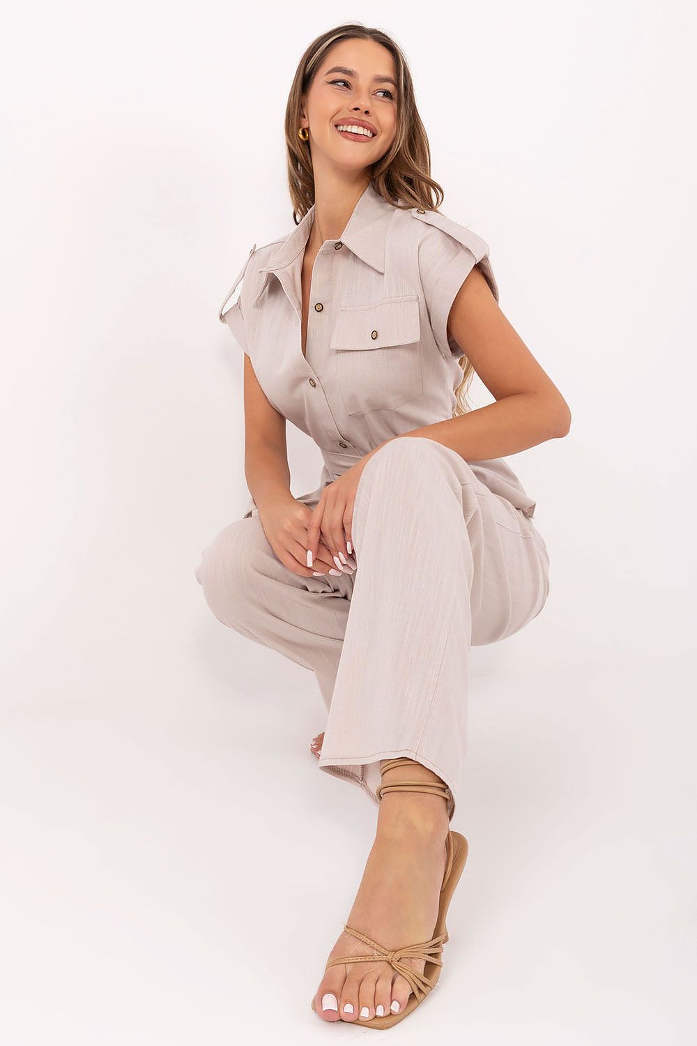 Stylish display of the Lakerta women's set highlighting the breathable blend of viscose and linen, perfect for both work and leisure.