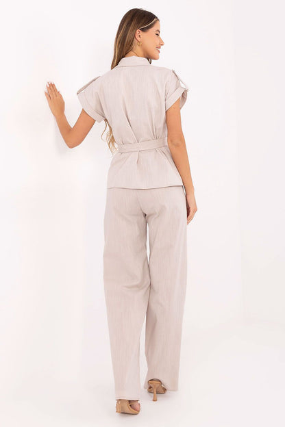 Fashion details of Lakerta's women's 2-piece set, featuring a tie-waist design and functional slip pockets on the trousers for added style and practicality.