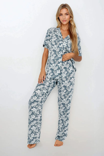 Luxurious women's viscose pajamas set by Momenti Per Me featuring a classic collar and elegant V-neck design for stylish comfort.