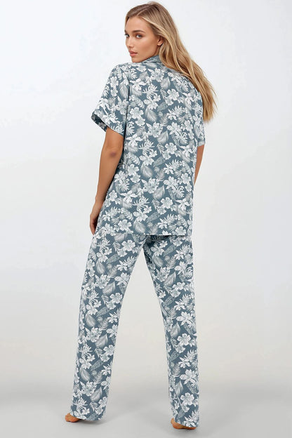 Chic and elegant women's short-sleeve pajamas top by Momenti Per Me, perfect for achieving a refined bedtime look.