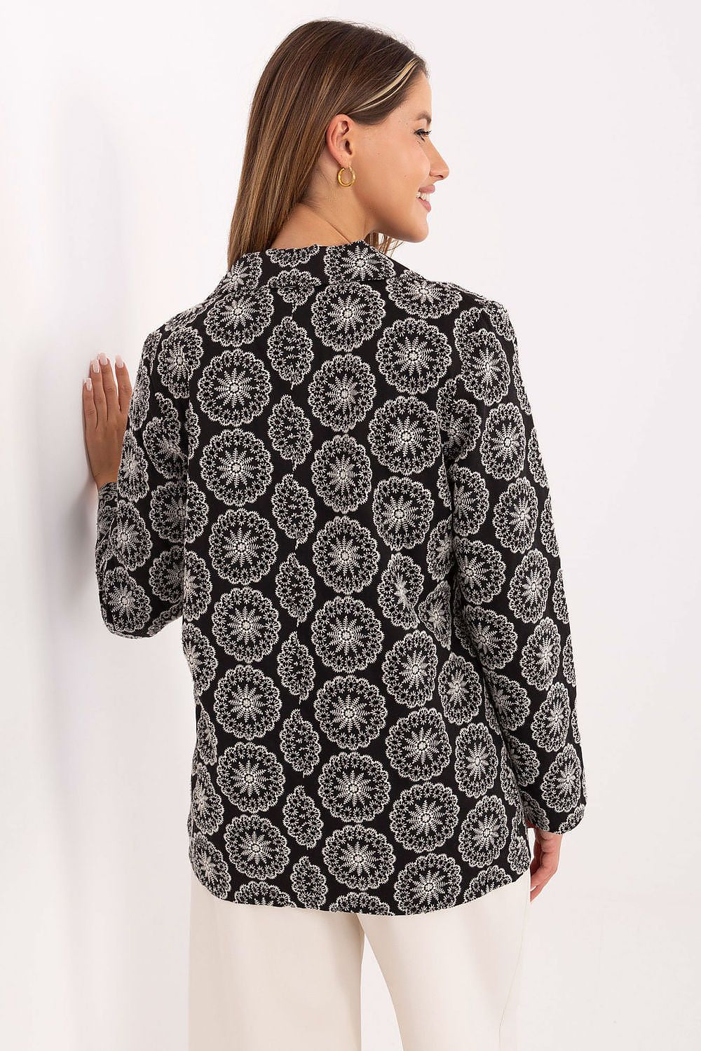 Full-length display of the Lakerta women's blazer, featuring long sleeves and a refined silhouette perfect for formal occasions.