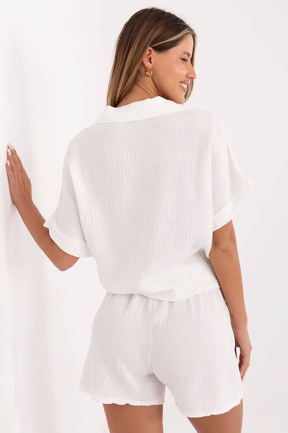 Chic wide leg shorts for women by Italy Moda, designed with a minimalist cut, ideal for warm days and versatile outfit combinations.