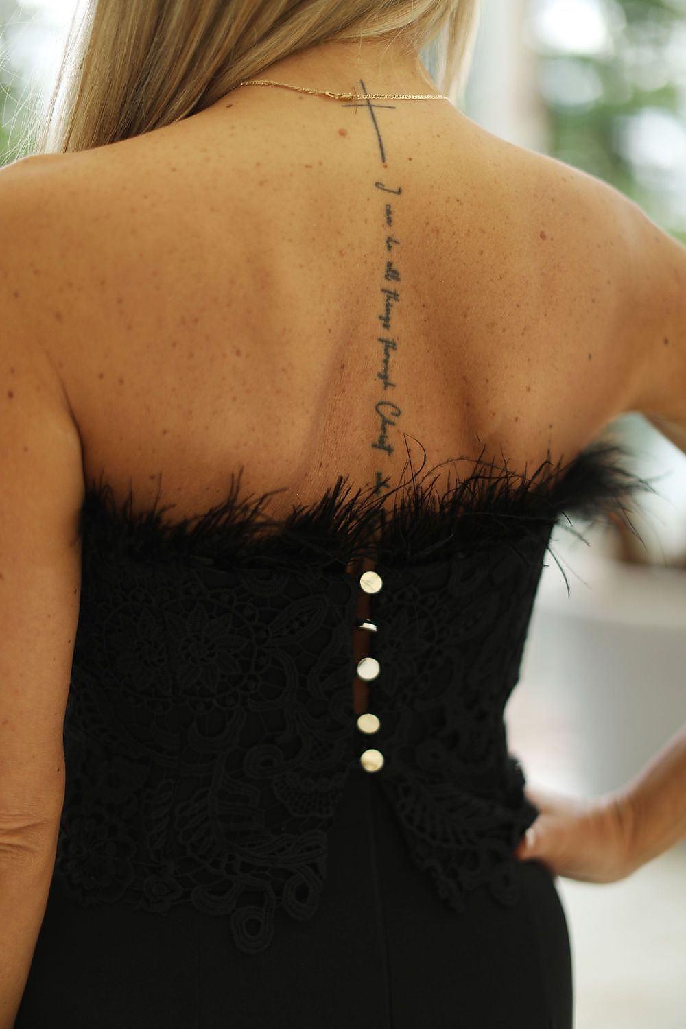 Sophisticated lace corset by Jersa, adorned with feathers, combining elegance and comfort for a stunning look on special occasions.