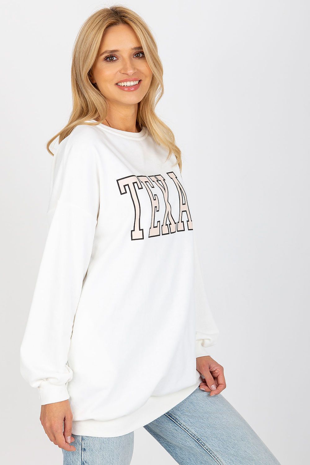 Versatile women's long sweatshirt by Ex Moda showcased against a minimalist background, ideal for casual and smart-casual wear.