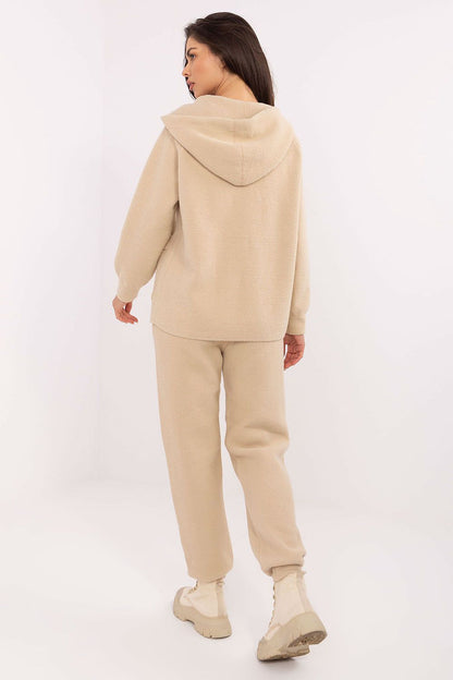 Detailed fit of the high-waisted tapered pants from MBM's Women's Wool-Blend Casual Set, illustrating the tailored silhouette and convenient slip pockets.