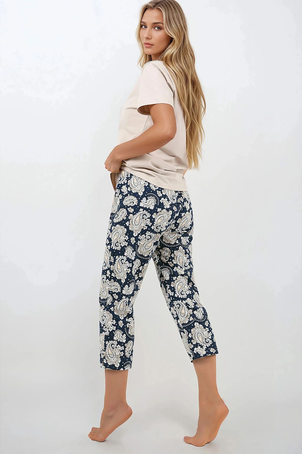 Elegant women's cotton pajamas set by Momenti Per Me, featuring a minimalist design with a relaxed fit and soft fabric for ultimate comfort.