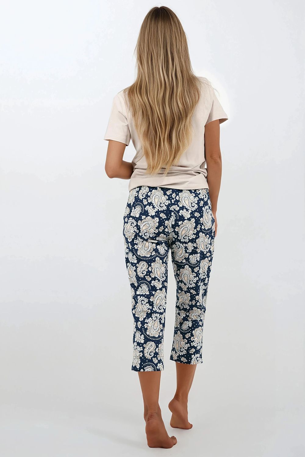 Close-up of the luxurious texture of Momenti Per Me women's pajamas, highlighting the round neckline and short sleeves of this sophisticated cotton set.