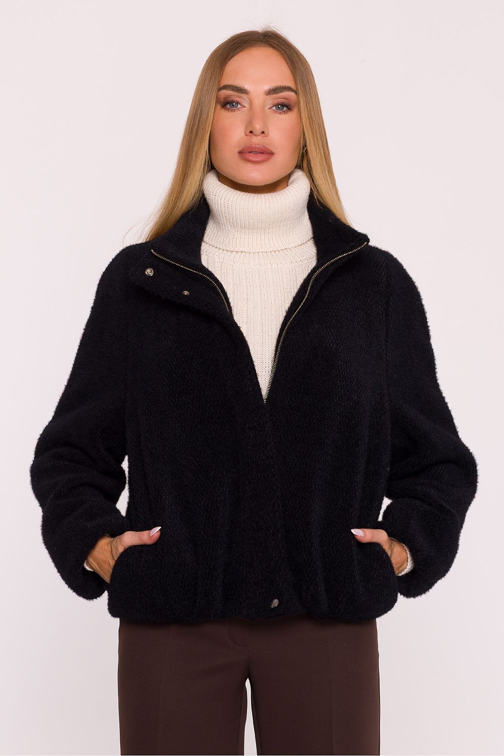 Luxurious oversized women's jacket by Moe, crafted from soft knitwear for a casual and contemporary look, featuring a stand-up collar and practical zip fastening.