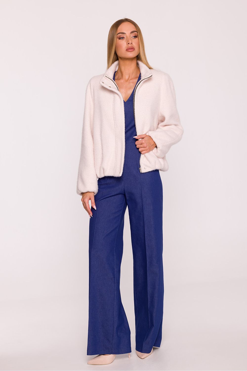 Luxurious oversized women's jacket from Moe, featuring a practical stand-up collar and functional side pockets, perfect for versatile outfits.