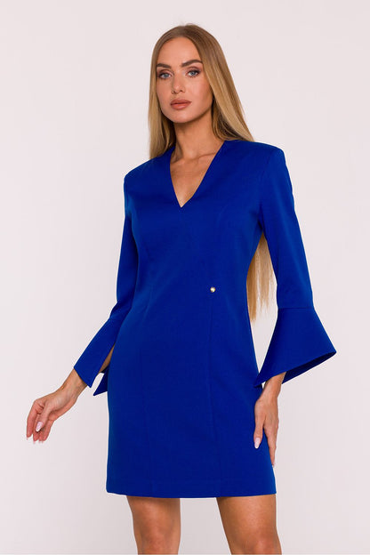 Close-up of the V-Neck detail on the Elegant Daydress by Moe, highlighting the flattering neckline that adds sophistication and lightness to a feminine silhouette.