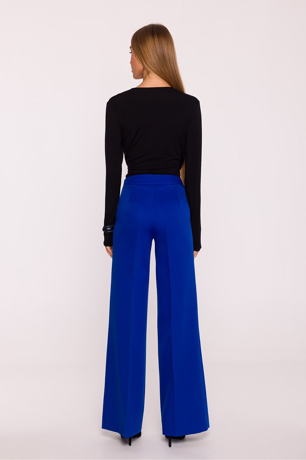 Flat lay of elegant women's trousers by Moe, featuring stylish side pockets and a luxurious matte finish fabric.