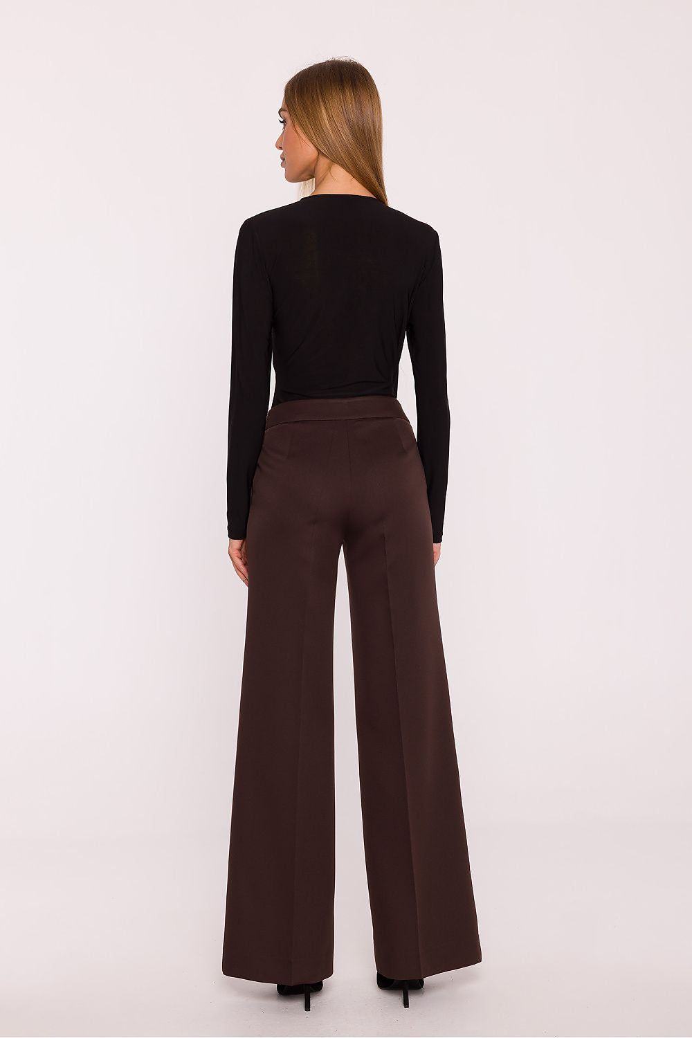 Model wearing elegant wide-leg trousers by Moe, emphasizing comfort and style in a classic women's fashion ensemble.