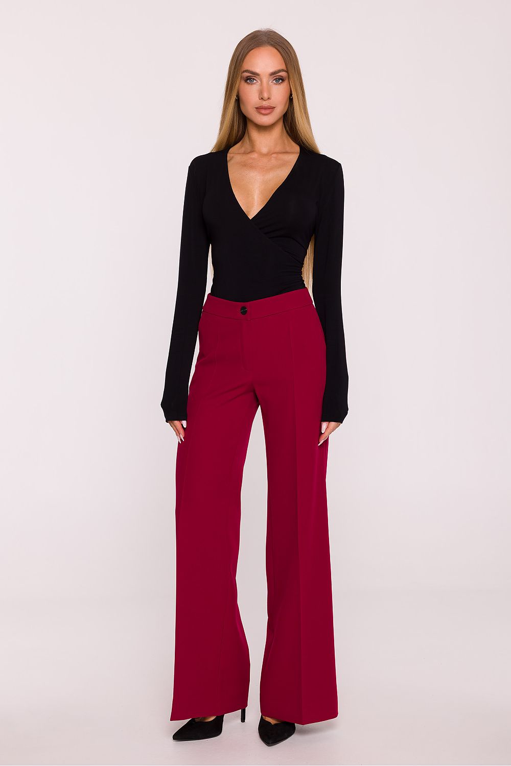 Side view of Moe's elegant wide-leg women's trousers, capturing the flattering fit and sophisticated cut for a timeless look.