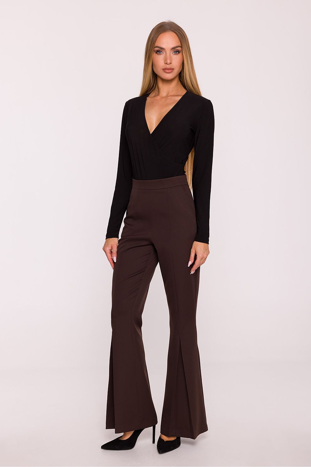 Elegant high-waisted women's trousers by Moe, featuring pleats and flared legs in smooth fabric, perfect for sophisticated occasions