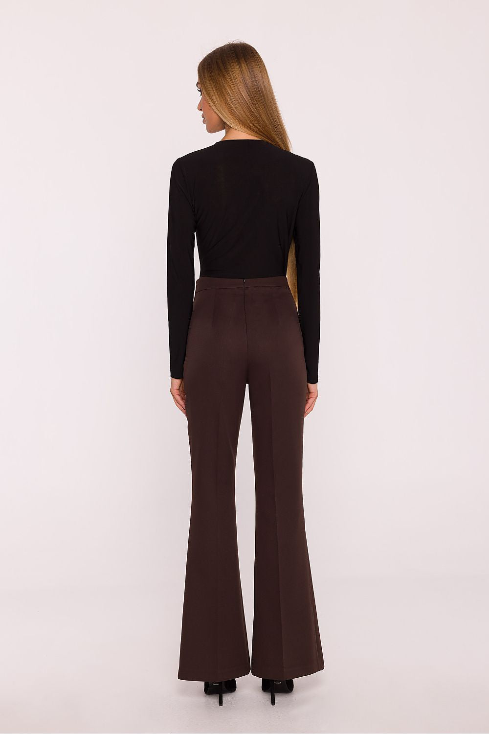 Front view of women's elegant high-waisted trousers by Moe, highlighting the flattering silhouette and exquisite pleats of luxurious fabric.