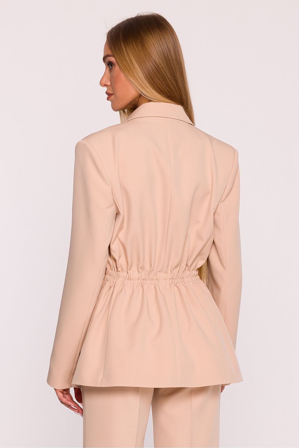 Versatile women's oversized blazer by Moe, ideal for both casual and elegant occasions, highlighting its practical large pockets.