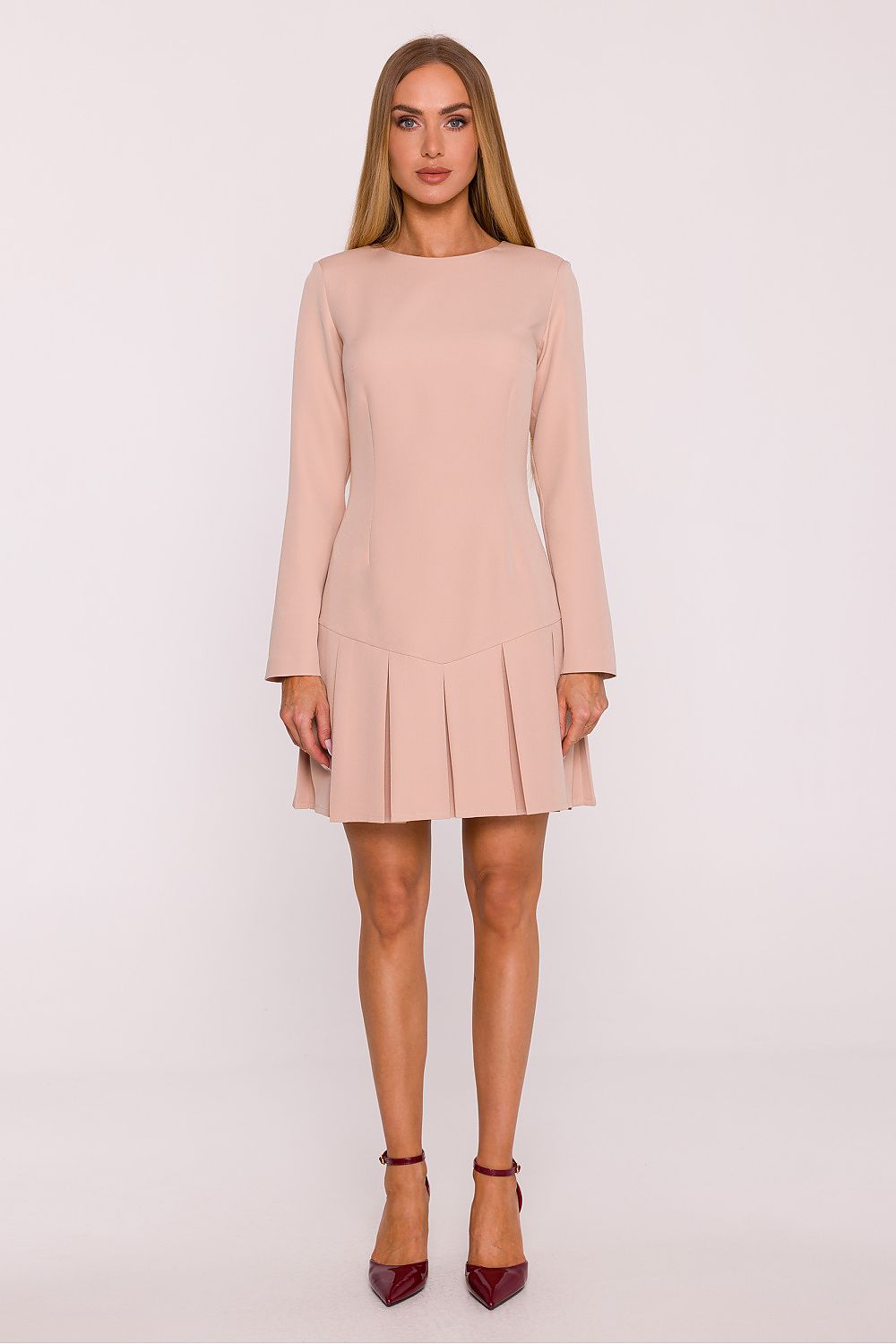 Close-up of the fine fabric and pleated details of the Timeless elegant daydress by Moe, showcasing its sophisticated texture.