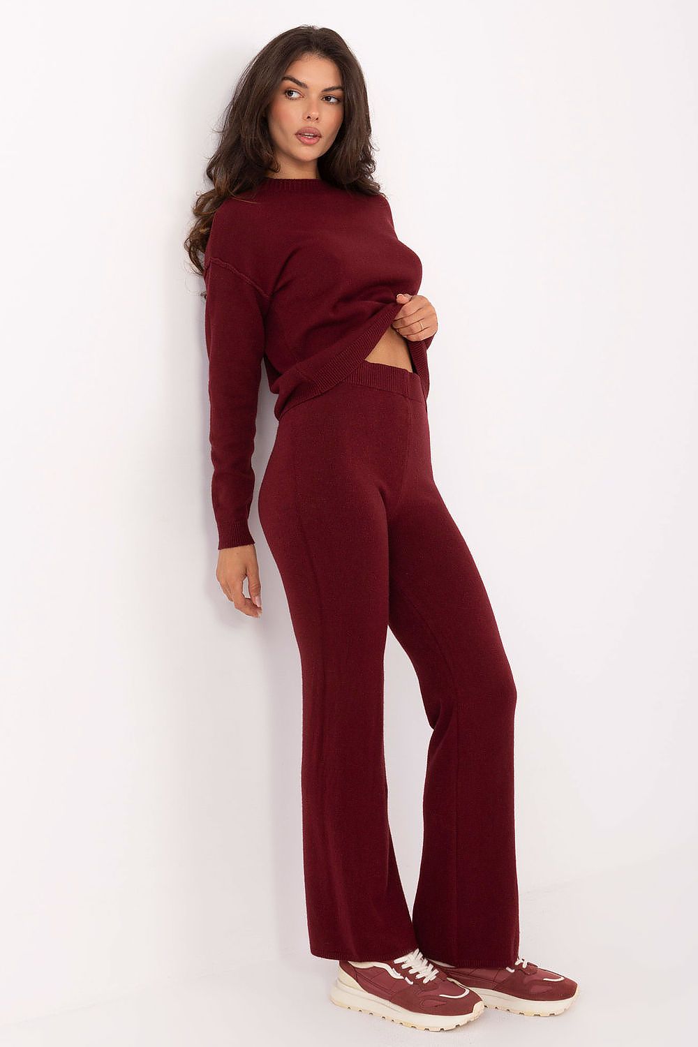 Chic Italy Moda casual sweater ensemble, featuring long sleeves and wide leg trousers, ideal for relaxed yet sophisticated outfits.