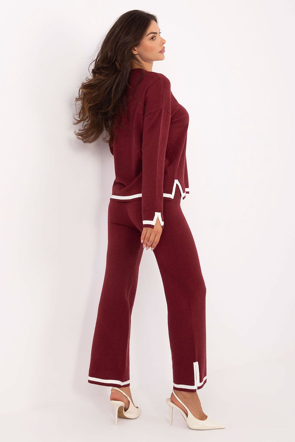 Luxurious Italy Moda women's sweater set in a fashionable design, featuring a V-neck and stylish slits for a contemporary look.